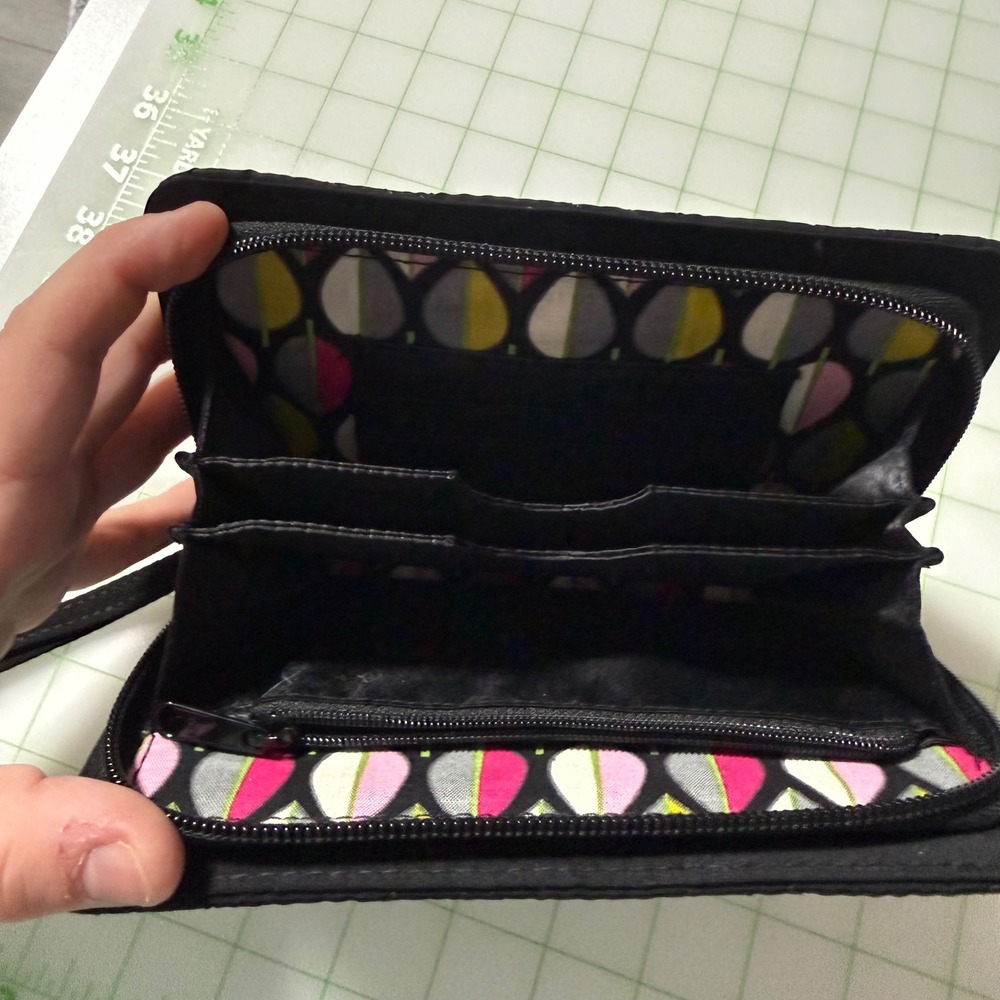 Y2K Vera Bradley Wristlet Wallet Zip Classic Quilted Black Leaf print interior - Picture 2 of 7